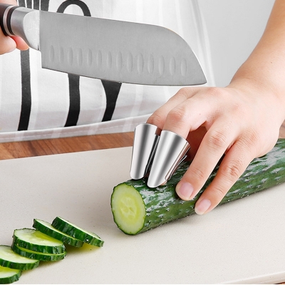 dung cu bao ve ngon tay khi cat dua chuot